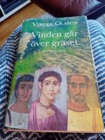 Vinden g&aring;r &ouml;ver gr&auml;set : roman