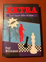 Svart l&ouml;pare hotar vit dam