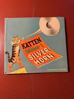 Katten bl&aring;ser i silverhorn