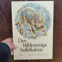 Den blåblommiga buffelkalven : [bilderbok]