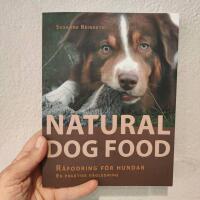 Natural dog food : r&aring;fodring f&ouml;r hundar : en praktisk v&auml;gledning