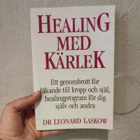 Healing med k&auml;rlek : en l&auml;kares handbok f&ouml;r ett helt nytt s&auml;tt