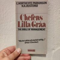 Chefens lilla gr&aring;a