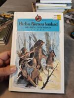 H&aring;rl&ouml;sa Bj&ouml;rnens hemland : nionde delen av ber&auml;ttelsen om den svenske indianen Amisko (Lars Bure)