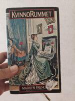 Kvinnorummet : [roman]