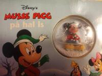Musse Pigg p&aring; hal is , med glob med sn&ouml;skak