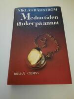 Medan tiden t&auml;nker p&aring; annat : [roman]