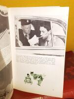 Bilskolornas l&auml;robok &ndash; [inneh&aring;ller bl.a. huvuddelarna: "K&ouml;rkortsgivning och k&ouml;rkorts&aring;terkallelse", " Motorismen och trafikolyckorna", "Trafiks&auml;kerhetsarbetet", "S&auml;kerheten i bilen", "M&auml;nniskan bakom ratten", "Trafikens 'olycksf&aring;glar'", "Motorf&ouml;rare &ndash; l&auml;r k&auml;nna Dig sj&auml;lv!", "Alkohol och trafik", "Tr&ouml;tthet, sjukdom och koloxidfara", "Naturlagarnas inverkan p&aring; k&ouml;rningen", "Stoppstr&auml;ckan"; "Grundregler", "Beaktande av anvisningar i trafiken", "Beredande av fri v&auml;g f&ouml;r vissa v&auml;gtrafikanter m.fl.", "&Aring;ligganden vid trafikolycka", "Omh&auml;ndertagande av skadade p&aring; en olycksplats", "Fordonets plats p&aring; v&auml;g och i v&auml;gkorsning", "Hastighetsbest&auml;mmelser", "M&ouml;te och omk&ouml;rning", "Stannande och uppst&auml;llning", "Tecken och signaler", "Belysning", "Fordons last m.m.", "V&auml;gm&auml;rken m.m.", "M&ouml;rkerk&ouml;rning", "K&ouml;rning i halt v&auml;glag", "Landsv&auml;gsk&ouml;rning", "Vad Ni b&ouml;r veta om bilen", "Fordons beskaffenhet och utrustning", "Trafikf&ouml;rs&auml;kring", "Hur man l&auml;r sig k&ouml;ra bil"]