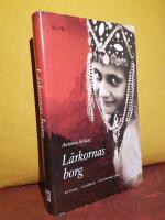 L&auml;rkornas borg &ndash; ["En familj &ndash; En k&auml;rlek &ndash; Ett f&ouml;rlorat land"] &ndash; [svensk &ouml;vers&auml;ttning av "La masseria delle allodole"]
