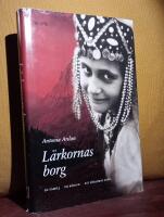 L&auml;rkornas borg &ndash; ["En familj &ndash; En k&auml;rlek &ndash; Ett f&ouml;rlorat land"] &ndash; [svensk &ouml;vers&auml;ttning av "La masseria delle allodole"]