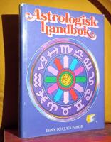 Astrologisk handbok &ndash; Omfattande handbok i astrologi som vetenskap &ndash; [Indelad i fem huvudavsnitt: 1. Historik fr&aring;n gammalegyptisk tid fram till v&aring;ra dagar. 2. Atlas &ouml;ver himmelssf&auml;rens sinnrika uppbyggnad med f&ouml;rklaring av dess inverkan p&aring; m&auml;nniskan och hennes &ouml;den. 3. Utf&ouml;rliga anvisningar i hur man st&auml;ller sitt eget horoskop, tolkar det och drar ut f&ouml;ruts&auml;gelser ur det. 4. Biografier &ouml;ver f&ouml;rgrundsgestalter inom astrologin. 5. Nio astrologiska tabeller med vilkas hj&auml;lp horoskop kan uppr&auml;ttas f&ouml;r alla som &auml;r f&ouml;dda mellan 1910 och 1984.]
