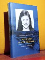 I skuggan av ett f&ouml;retag &ndash; En flicka v&auml;xer upp &ndash; [En ber&auml;ttelse om ett ovanligt liv]