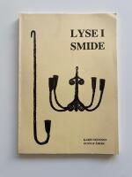 Lyse i smide. Kring sk&aring;nska j&auml;rnljusstakar, ljusprofeter, lysek&auml;rringar, plirkor och postillestakar