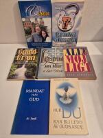 Kristen litteratur 7 b&ouml;cker. 1,Mandat fr&aring;n Gud.2,Grundt(r)on.3,Allt &auml;r m&ouml;jligt.4,den andliga dimensionen.5,Hur du kan bli ledd av Guds ande.6,L&ouml;ftesgrund som h&aring;ller.7,Tro & under.