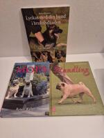 3 hundb&ouml;cker.   Bok 1 Allt om mops : [rashistorik, avel, kulturhistoria].Bok 2 Handling-att visa hund p&aring; utst&auml;llning. Bok 3 Lyckas med din hund i brukslydnaden.