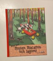 Artur l&auml;ser musen Macaron och lagom!