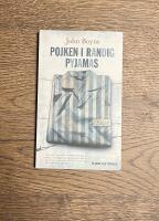 Pojken i randig pyjamas