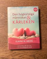 Den h&ouml;gk&auml;nsliga m&auml;nniskan och k&auml;rleken  : l&aring;t k&auml;rleken bli din v&auml;n i en &ouml;verv&auml;ldigande v&auml;rld
