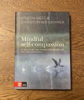 Mindful self-compassion : s&aring; bygger du inre styrka och h&aring;llbarhet med sj&auml;lv