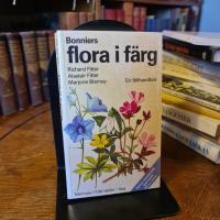 Bonniers flora i f&auml;rg : mer &auml;n 1000 nordeuropeiska blommor i text och bild : en f&auml;lthandbok