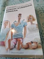 Bakom st&auml;ngda d&ouml;rrar