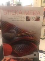 Sticka mera Sticka mera : en stickbok f&ouml;r dig som kan grunderna och vill utveckla din stickning