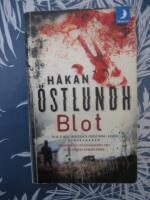 Blot : [kriminalroman]  (M&aring;npocket)