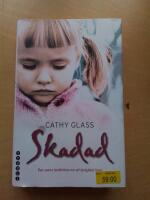 Skadad : den sanna ber&auml;ttelsen om ett bortgl&ouml;mt barn