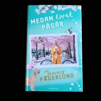 Medan livet p&aring;g&aring;r