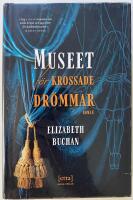 Museet f&ouml;r krossade dr&ouml;mmar : innanf&ouml;r dess d&ouml;rrar v&auml;ntar det f&ouml;rflutna
