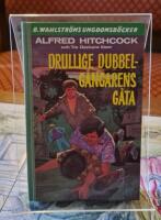 Alfred Hitchcock och Tre deckare l&ouml;ser Drullige dubbelg&aring;ngarens g&aring;ta