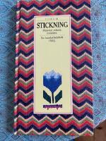 Stickning : material, teknik, m&ouml;nster : [en handarbetsbok i f&auml;rg]