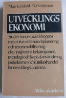 Utvecklingsekonomi : studier i underutvecklingens mekanismer, bist&aring;ndsplanering och resursmobilisering, okunnighetens bek&auml;mpande, teknologi och kapitalanv&auml;ndning, jordreformer och utrikeshandel f&ouml;r u-l&auml;nderna
