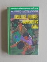 Alfred Hitchcock och Tre deckare l&ouml;ser Drullige dubbelg&aring;ngarens g&aring;ta