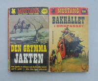 2 st v&auml;sternpocket i serien Mustang: Nr 110; Den grymma jakten av Louis L'Amour och Nr 117; Bakh&aring;llet i &ouml;rnpasset av Thane Docker.
