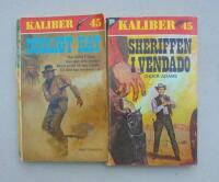 2 st v&auml;sternpocket i serien Kaliber 45: Nr 41; D&ouml;dligt hat av Bret Sanders och Nr 78; Sheriffen i Vendado av Chuck Adams.