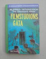 Alfred Hitchcock och Tre Deckare l&ouml;ser Filmstudions g&aring;ta.