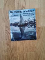 De ok&auml;nda farvattnen : med b&aring;t p&aring; hjul till svenska sj&ouml;ar