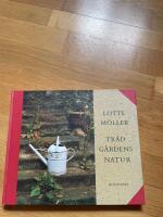 Tr&auml;dg&aring;rdens natur : om den svenska och den engelska tr&auml;dg&aring;rden, om tr&auml;dg&aring;rdar f&ouml;r barn, fj&auml;rilar och igelkottar, om humor och bisk&ouml;tsel, om tiden och f&ouml;rg&auml;ngligheten samt om den gr&auml;sliga gr&auml;smattan