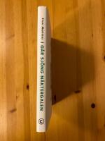 I g&aring;r sj&ouml;ng n&auml;ktergalen : en sann ber&auml;ttelse om k&auml;rlek och alzheimer