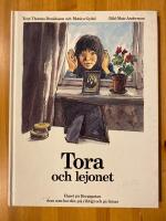Tora och lejonet : [huset p&aring; Bergsgatan - dom som bor d&auml;r, p&aring; riktigt och p&aring; l&aring;tsas]