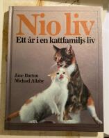 Nio liv : ett &aring;r i en kattfamiljs liv