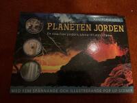 Planeten Jorden : en resa till jordens k&auml;rna till atmosf&auml;ren