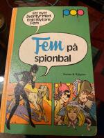 Fem p&aring; spionbal : ett nytt &auml;ventyr med Enid Blytons Fem