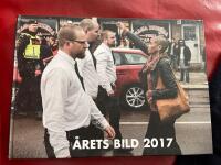 &Aring;rets bild 2017 : Sveriges b&auml;sta pressbilder samlade i en bok