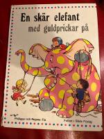 En sk&auml;r elefant med guldprickar p&aring;