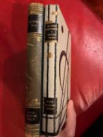 Tv&aring; l&auml;ckra b&ouml;cker med mycket &ouml;gon av en norsk man med ett ovanligt f&ouml;rnamn