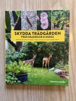 Skydda tr&auml;dg&aring;rden fr&aring;n skadedjur & ogr&auml;s : naturliga metoder mot r&aring;djur, sniglar, kirsk&aring;l och andra objudna g&auml;ster