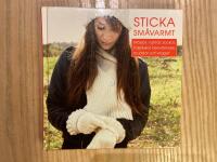 Sticka sm&aring;varmt! : m&ouml;ssor, vantar, sockor, halsdukar, benv&auml;rmare, muddar och kragar