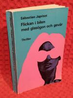 Flickan i bilen med glas&ouml;gon och gev&auml;r 